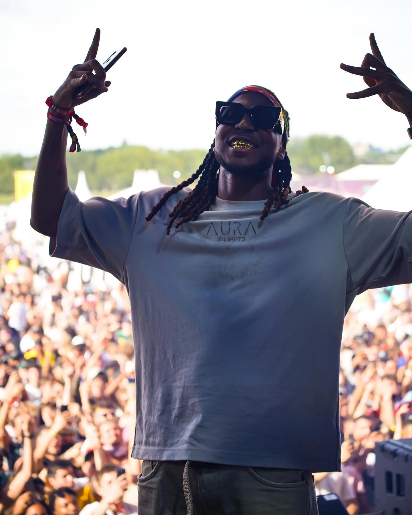 MC Flava sur scène devant la foule